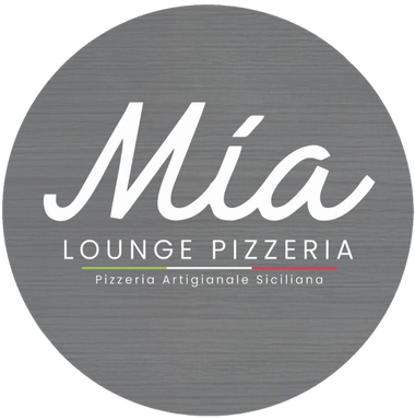 Logotipo de Mia Lounge Pizzeria dentro de un círculo gris. Letra cursiva blanca "Mia", debajo "LOUNGE PIZZERIA" y texto en italiano.