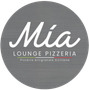 Logotipo de Mia Lounge Pizzeria dentro de un círculo gris. Letra cursiva blanca "Mia", debajo "LOUNGE PIZZERIA" y texto en italiano.