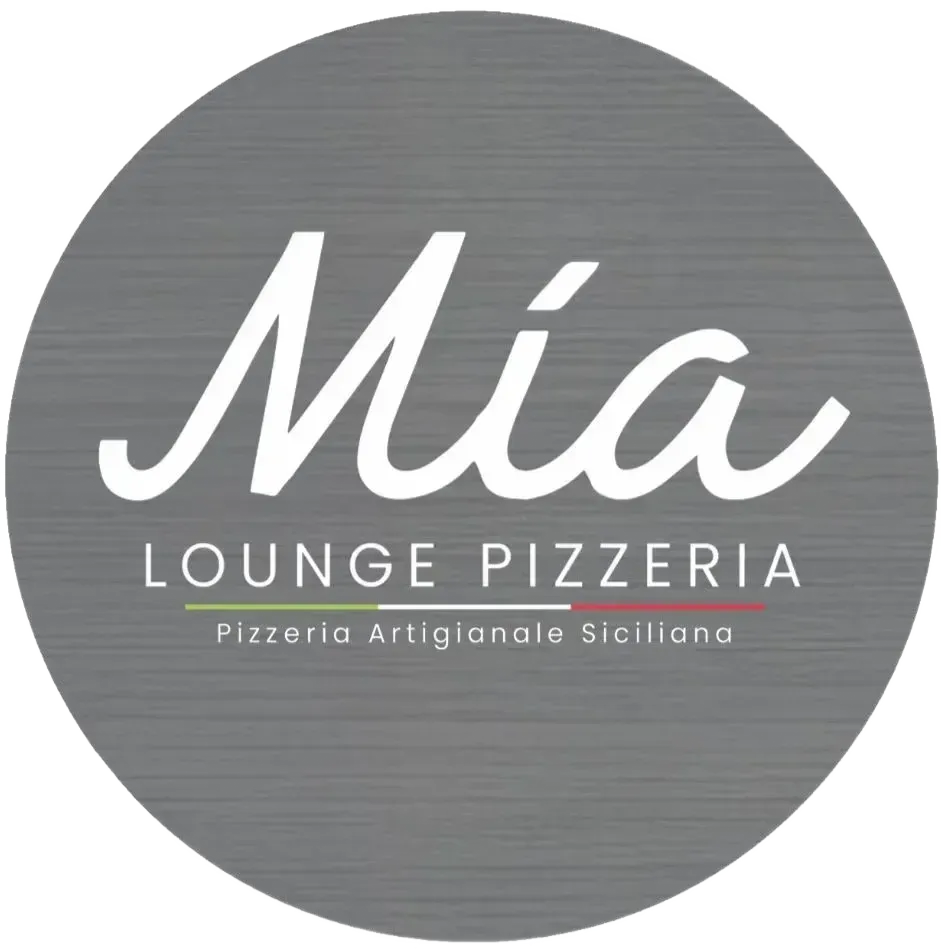 Logotipo de Mia Lounge Pizzeria dentro de un círculo gris. Letra cursiva blanca "Mia", debajo "LOUNGE PIZZERIA" y texto en italiano.