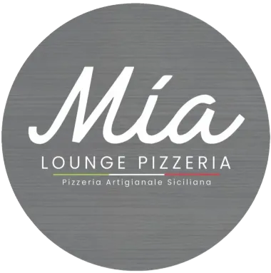 Logotipo de Mia Lounge Pizzeria dentro de un círculo gris. Letra cursiva blanca "Mia", debajo "LOUNGE PIZZERIA" y texto en italiano.