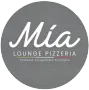 Logotipo de Mia Lounge Pizzeria dentro de un círculo gris. Letra cursiva blanca "Mia", debajo "LOUNGE PIZZERIA" y texto en italiano.