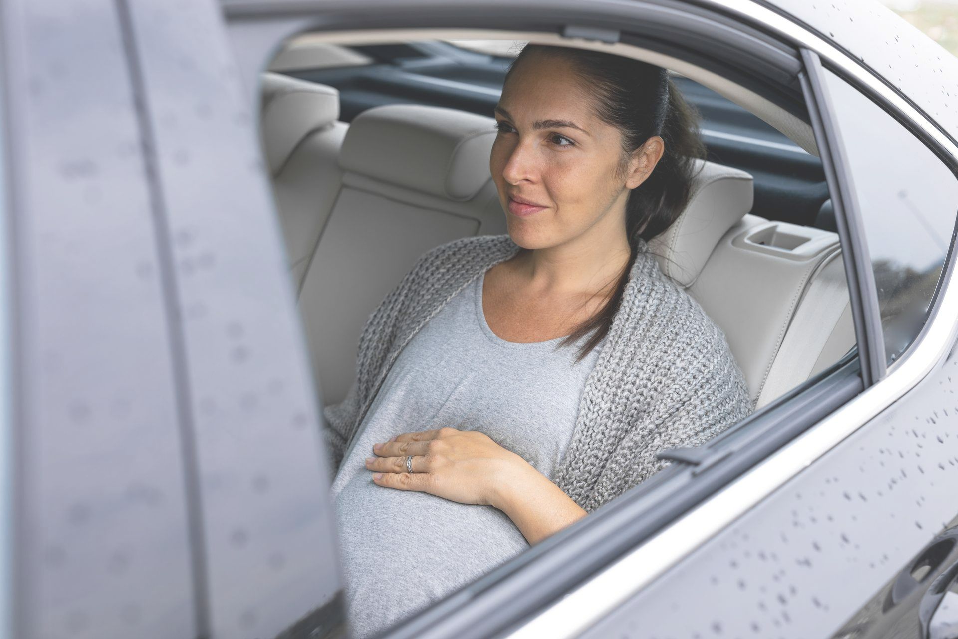 Femme enceinte dans une voiture