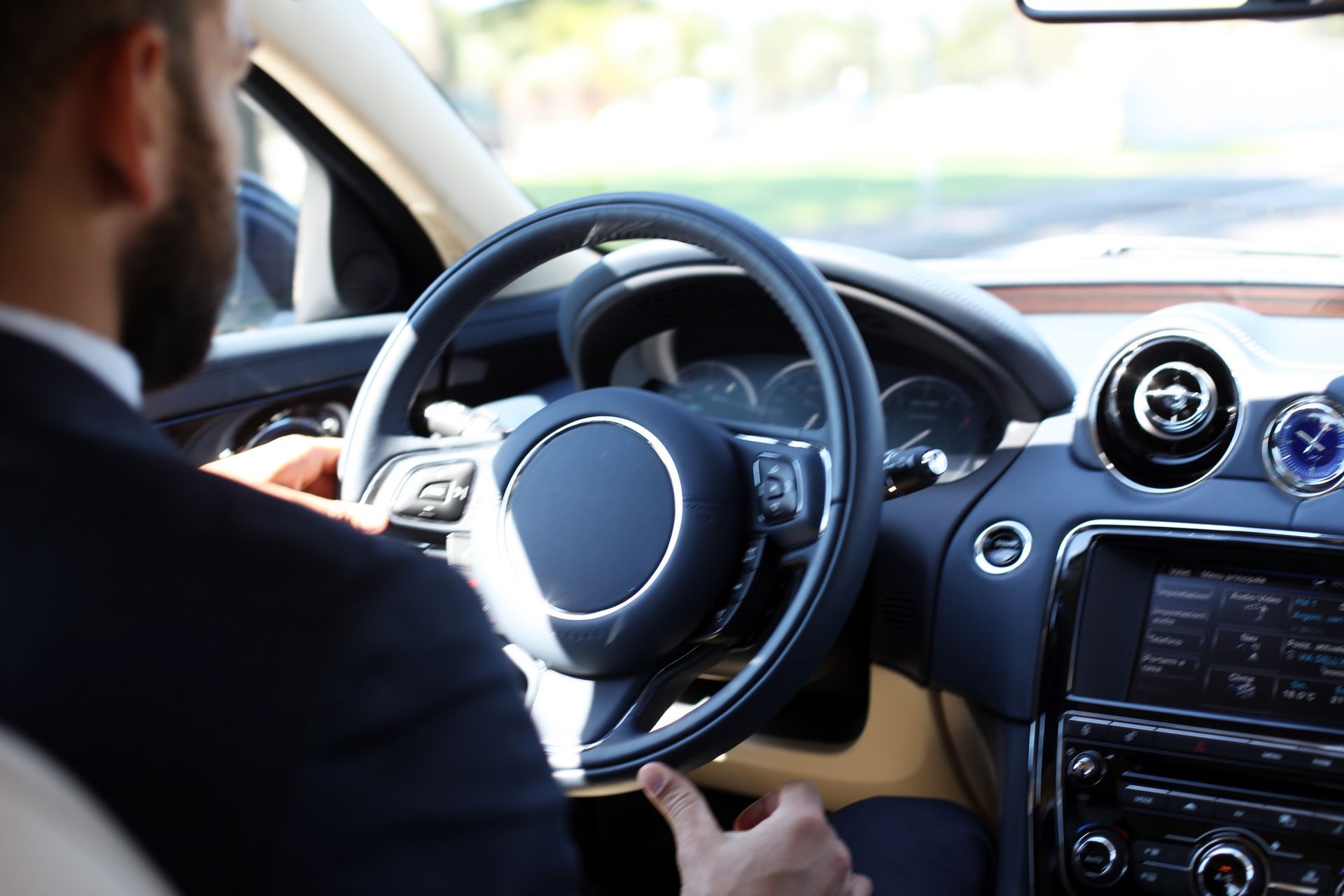 Chauffeur de taxi derrière son volant