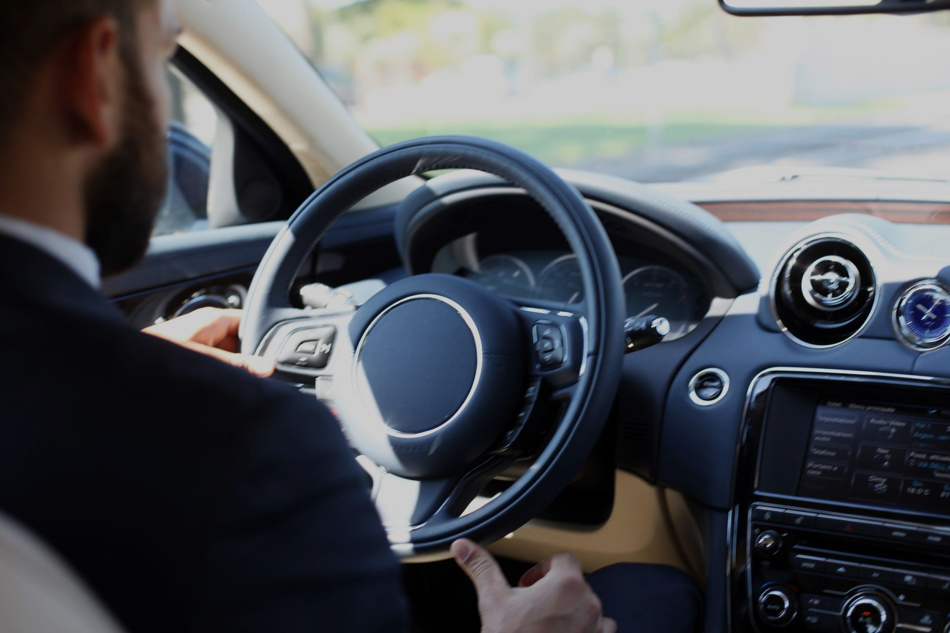 Intérieur de voiture sombre avec un chauffeur