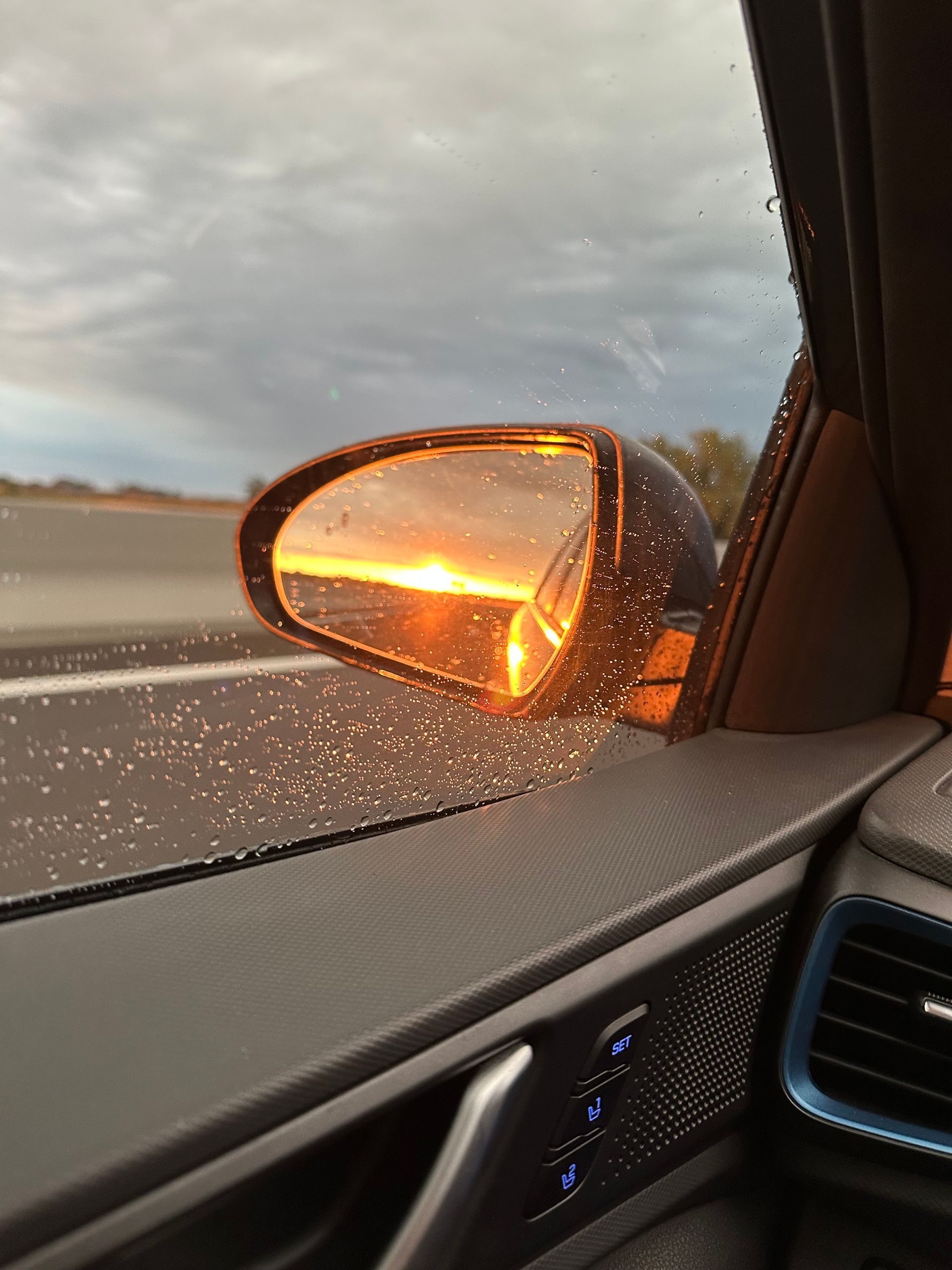 Coucher de soleil dans un rétroviseur de voiture