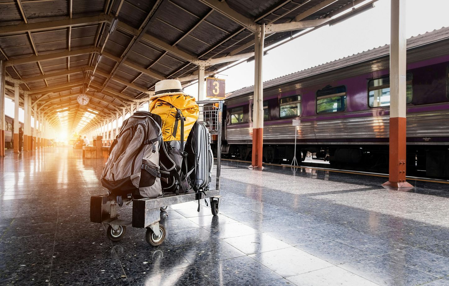 Valise rose devant une personne qui ouvre une portière de voiture