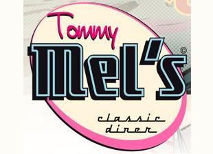 El clásico logotipo del restaurante Tommy Mel, texto negro y azul sobre un óvalo crema, delineado en rosa.