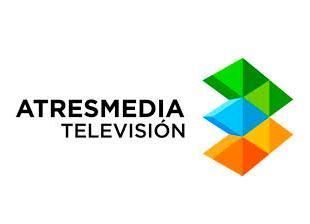 Logotipo de Atresmedia Televisión con texto y forma geométrica abstracta de tres partes en verde, azul y naranja.