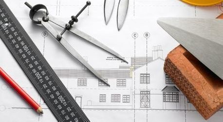 Herramientas de arquitecto en un plano, que incluyen una regla, un compás, un lápiz, un ladrillo y una paleta.