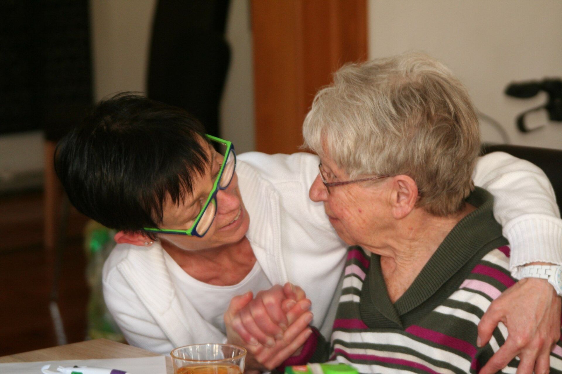 Pflegerin und Seniorin