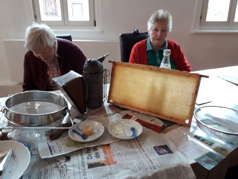 Zwei Seniorinnen machen Siebdruck am Tisch