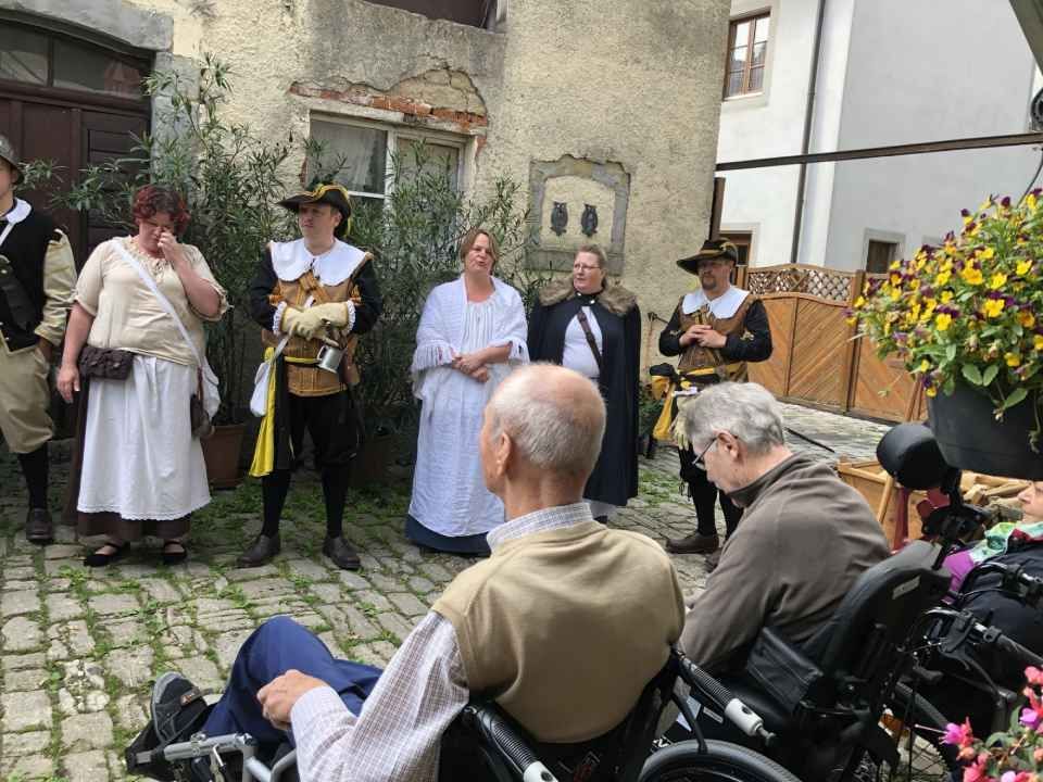 Theaterstückaufführung für Senioren in einem Innenhof