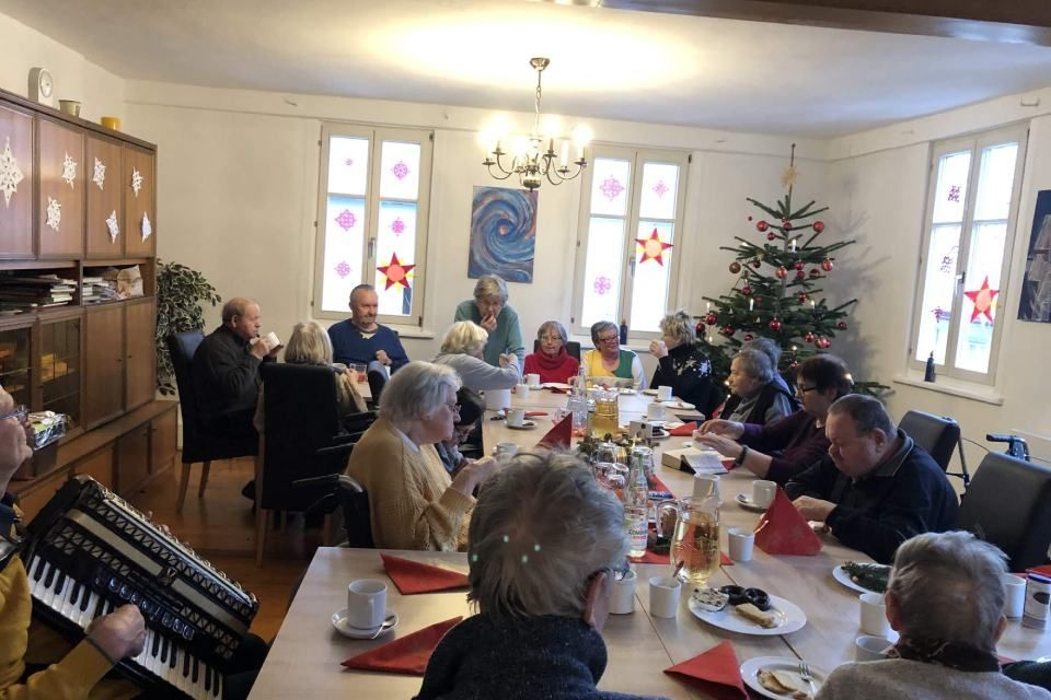 Senioren feiern gemeinsam Weihnachtsfeier