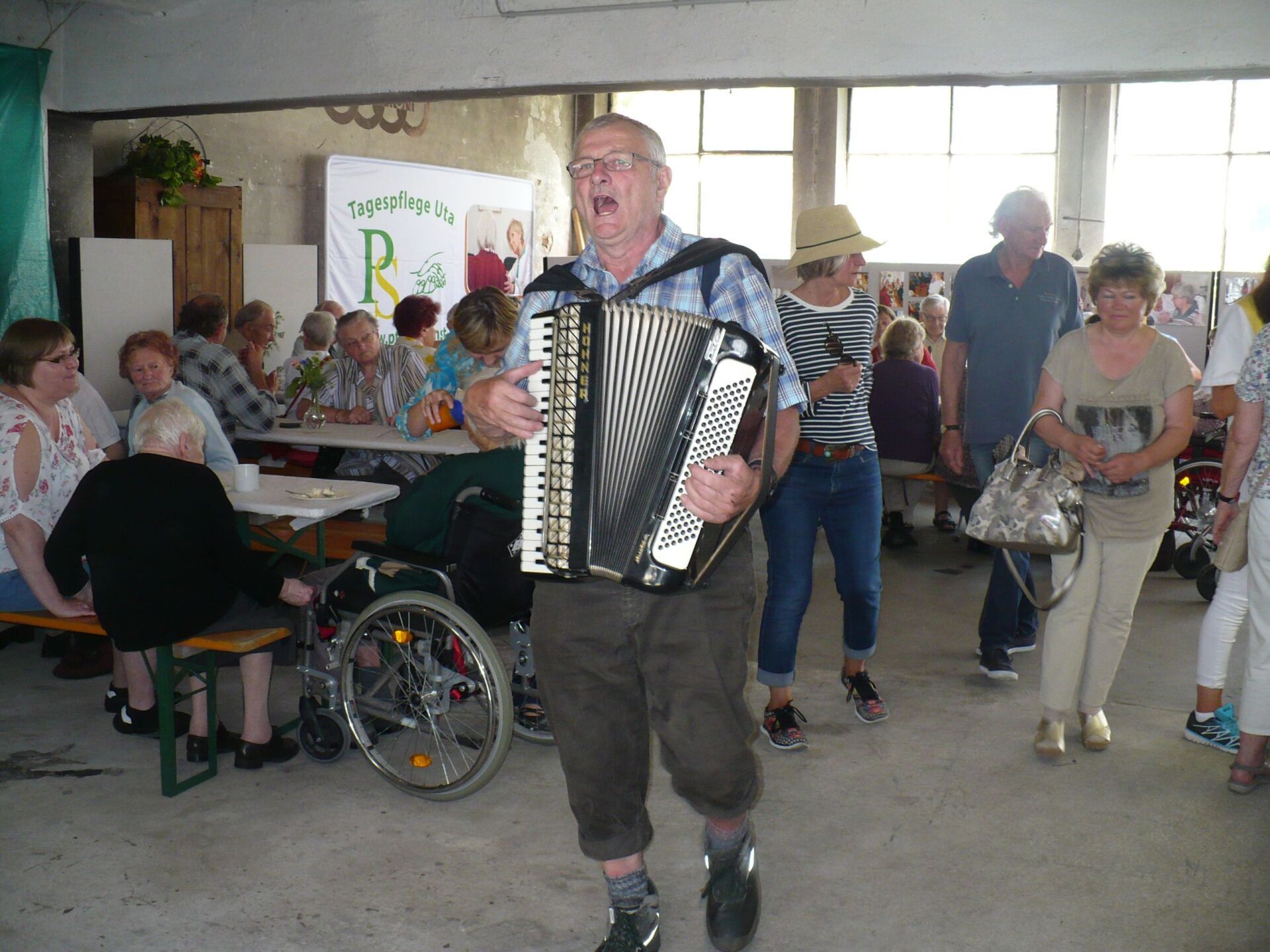 Senior spielt Musik