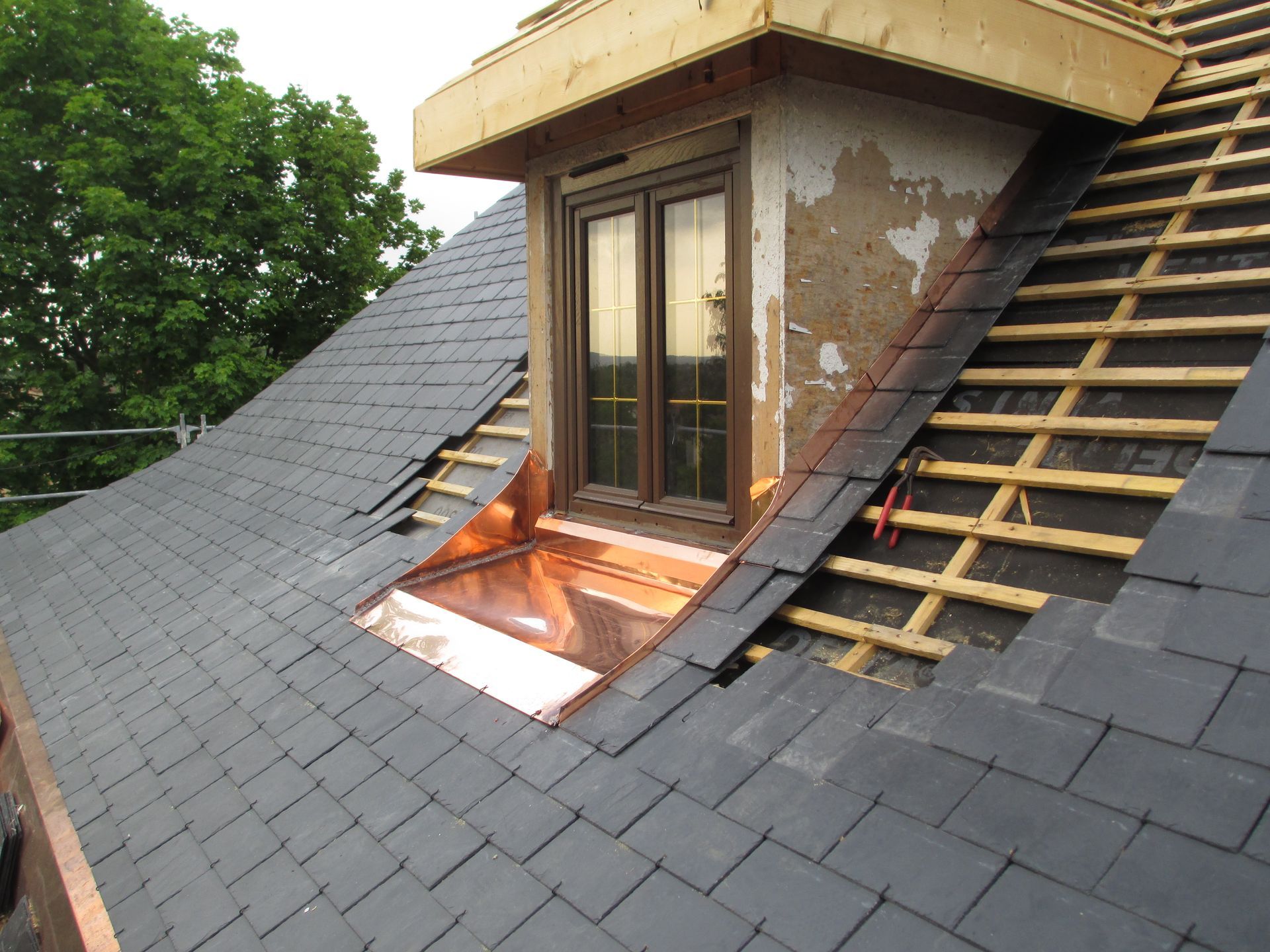 Couverture autour d'une fenêtre