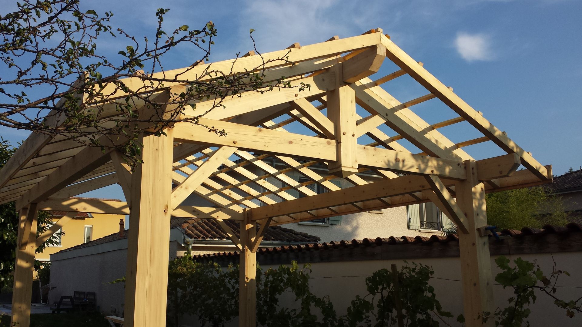 Carport bois pour le toit d'une maison