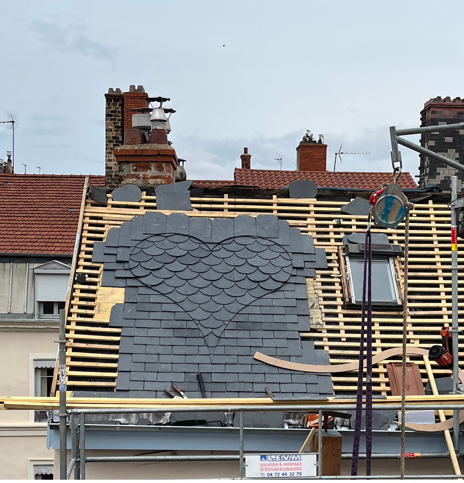 Pose d'ardoise en forme de coeur