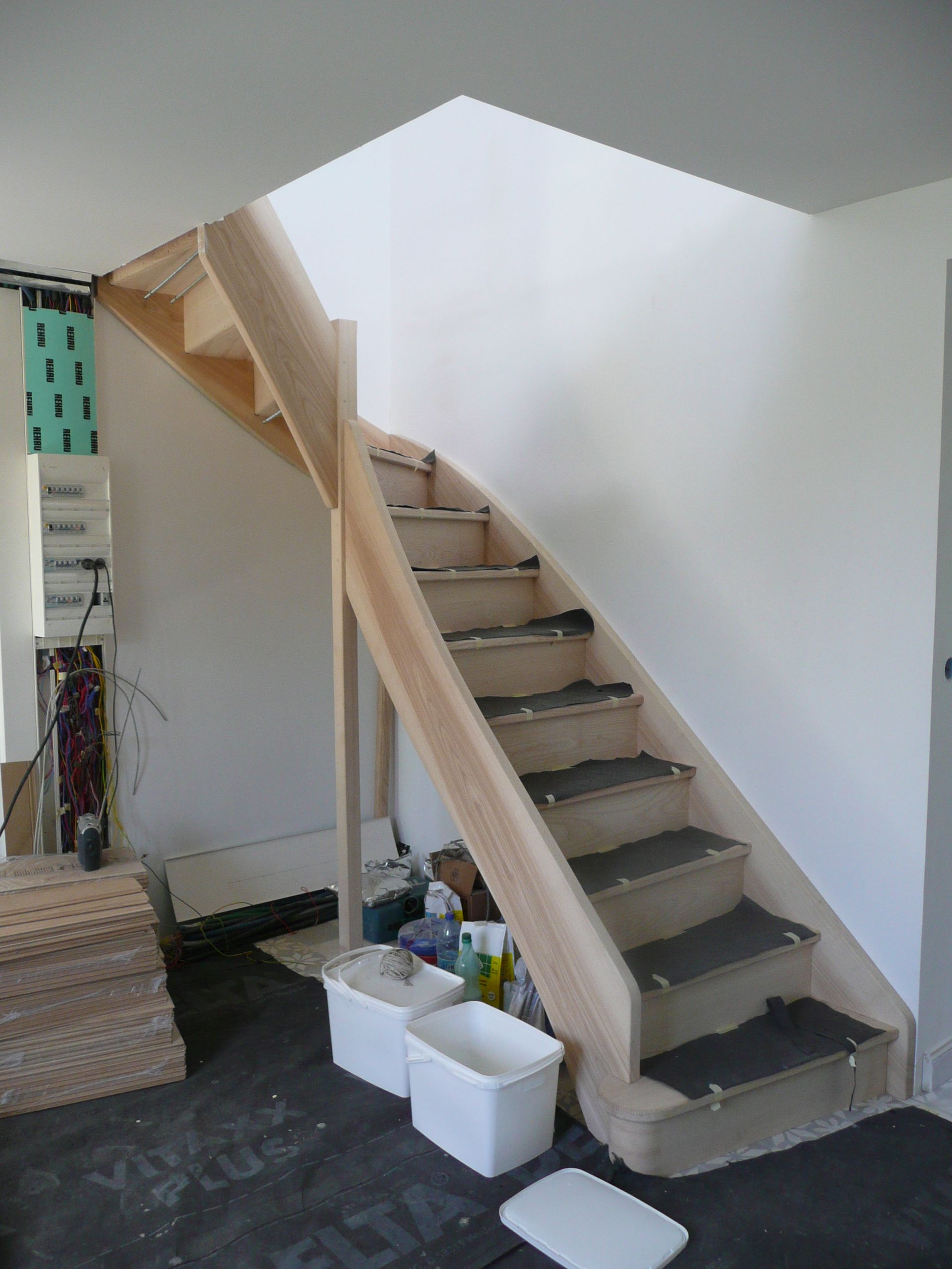 Escalier en bois clair - menuiserie