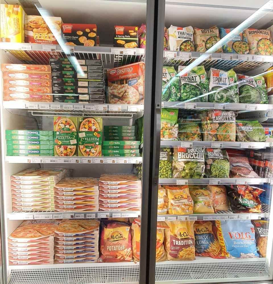 Un réfrigérateur rempli d'une variété d'aliments surgelés.