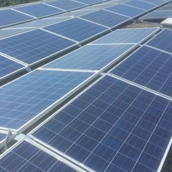 Die Ve-Tro-Isol AG installiert auf Einfamilienhäusern, Lagerhäusern, Scheunen und Gewerbebetrieben Solaranlagen.