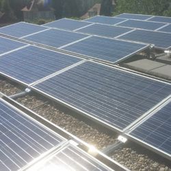 Die Ve-Tro-Isol AG installiert auf Einfamilienhäusern, Lagerhäusern, Scheunen und Gewerbebetrieben Solaranlagen.