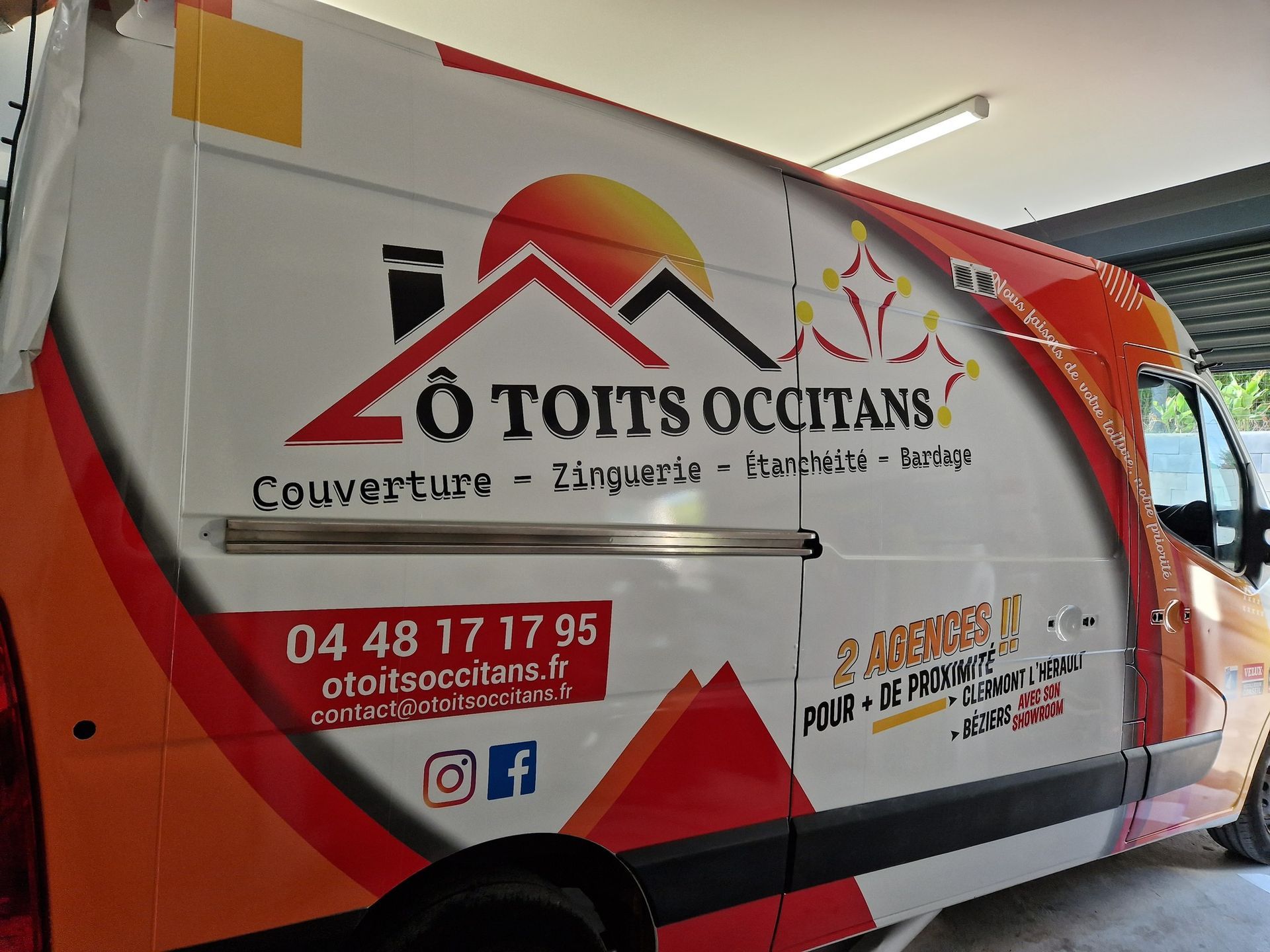 Un camion avec des inscriptions