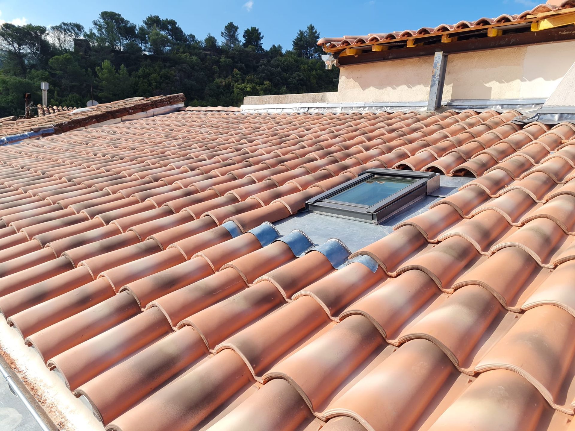 Fenêtre de toit posée lors de la rénovation de la toiture