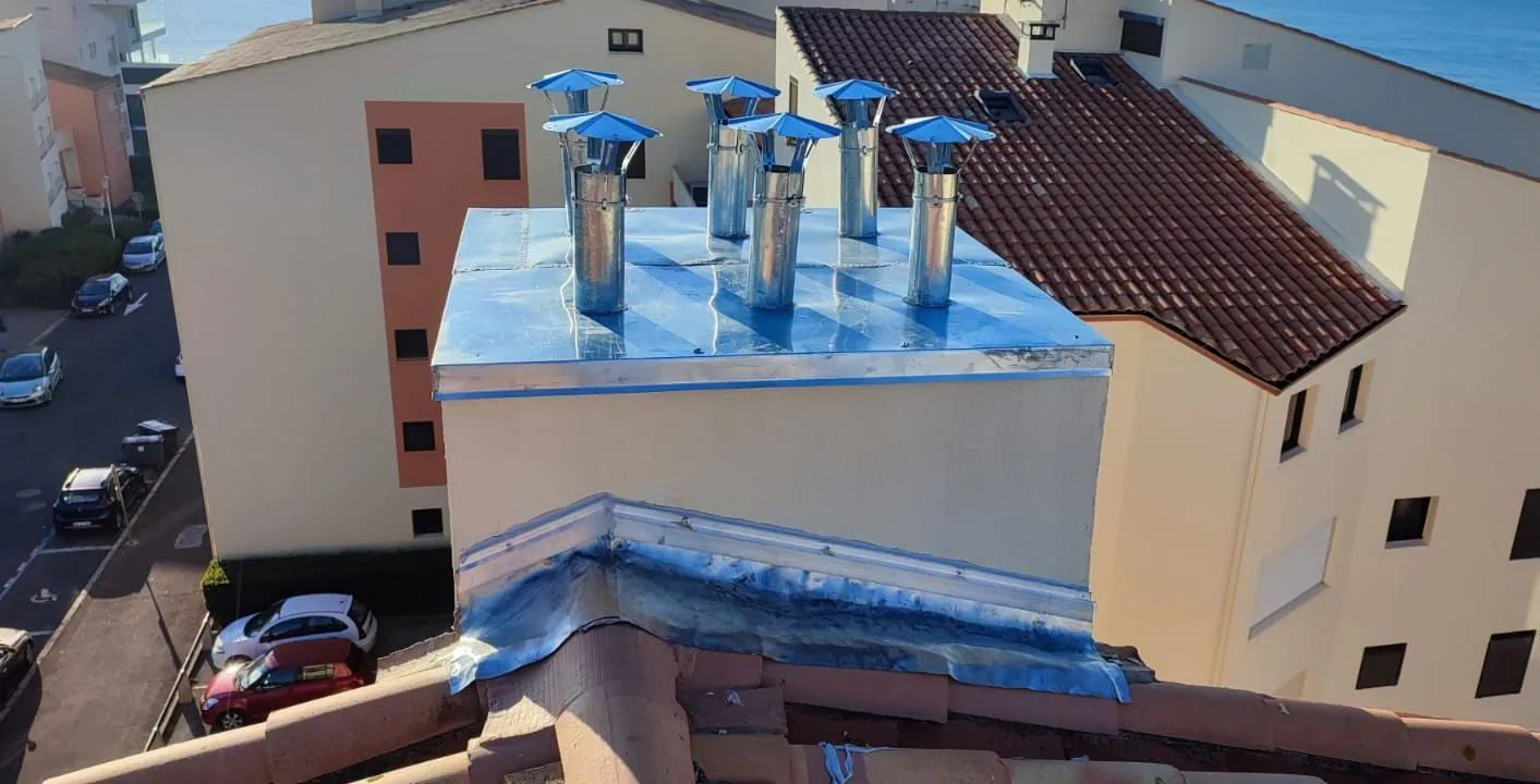 Chapeaux de cheminée et couloir d’eau