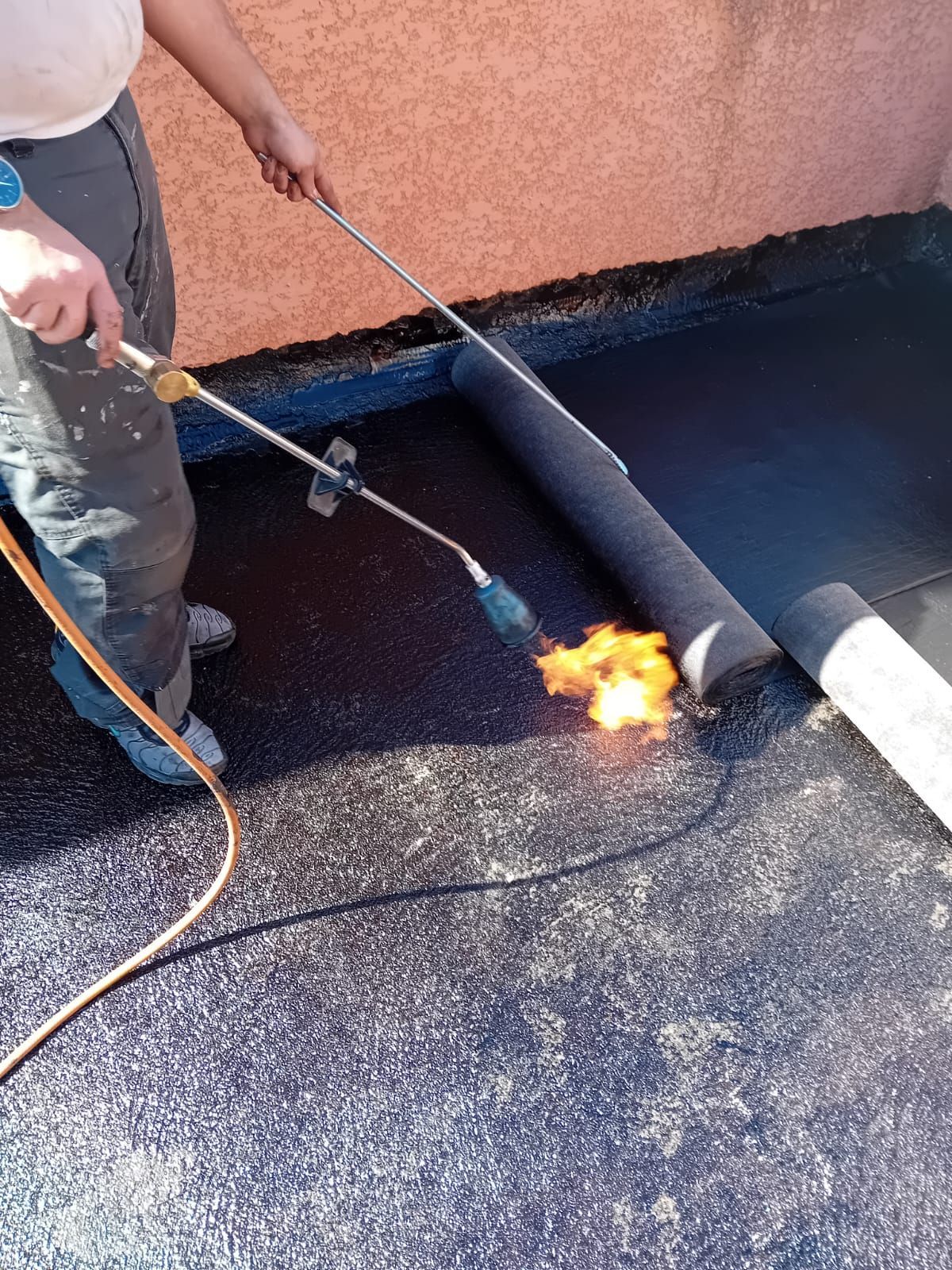 Pose d'un revêtement étanche au chalumeau