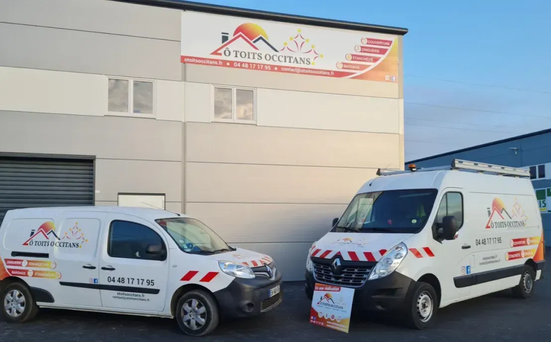 Deux camions devant un bâtiment