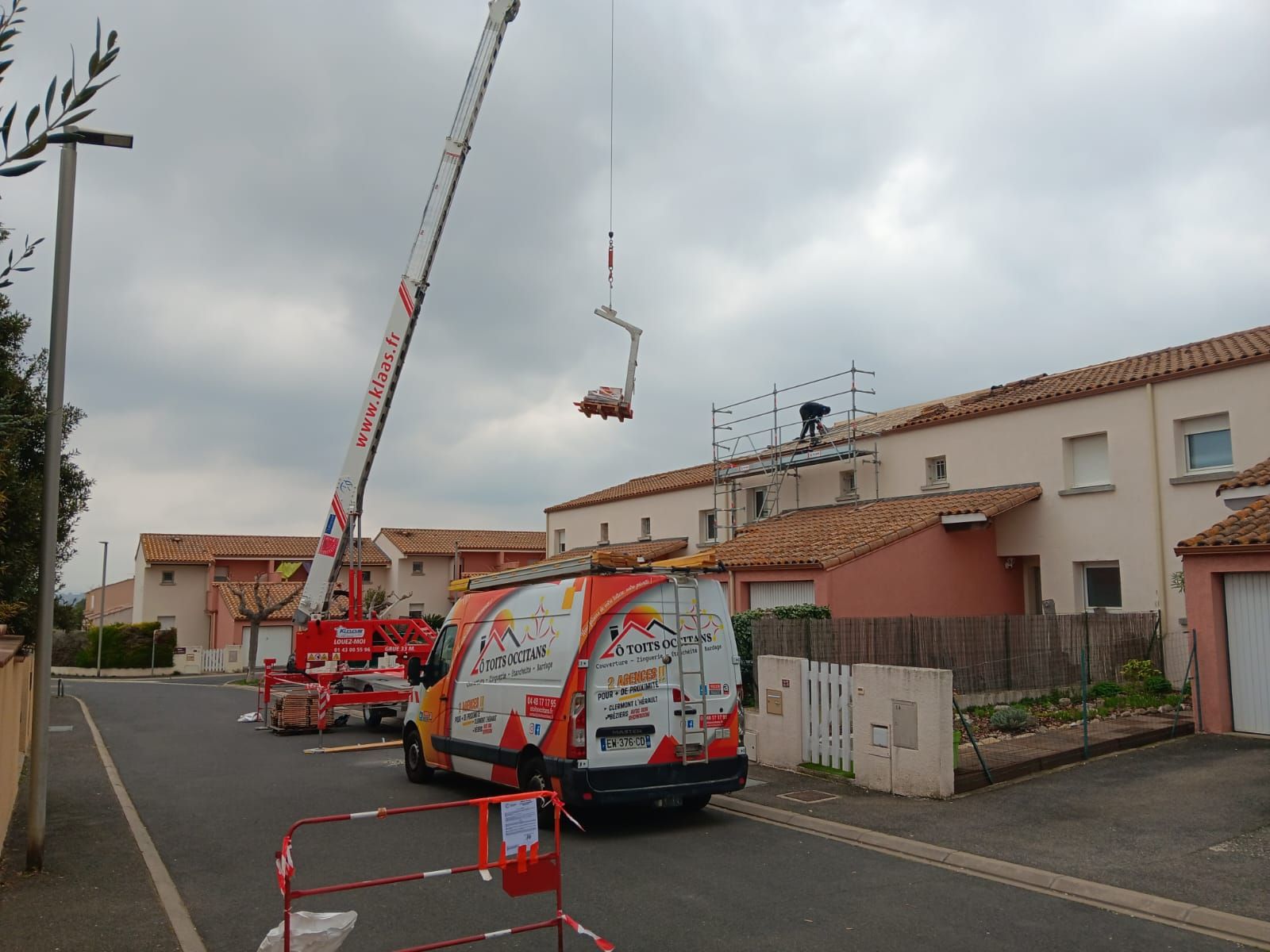 Grutage d'éléments nécessaires a la rénovation de toiture