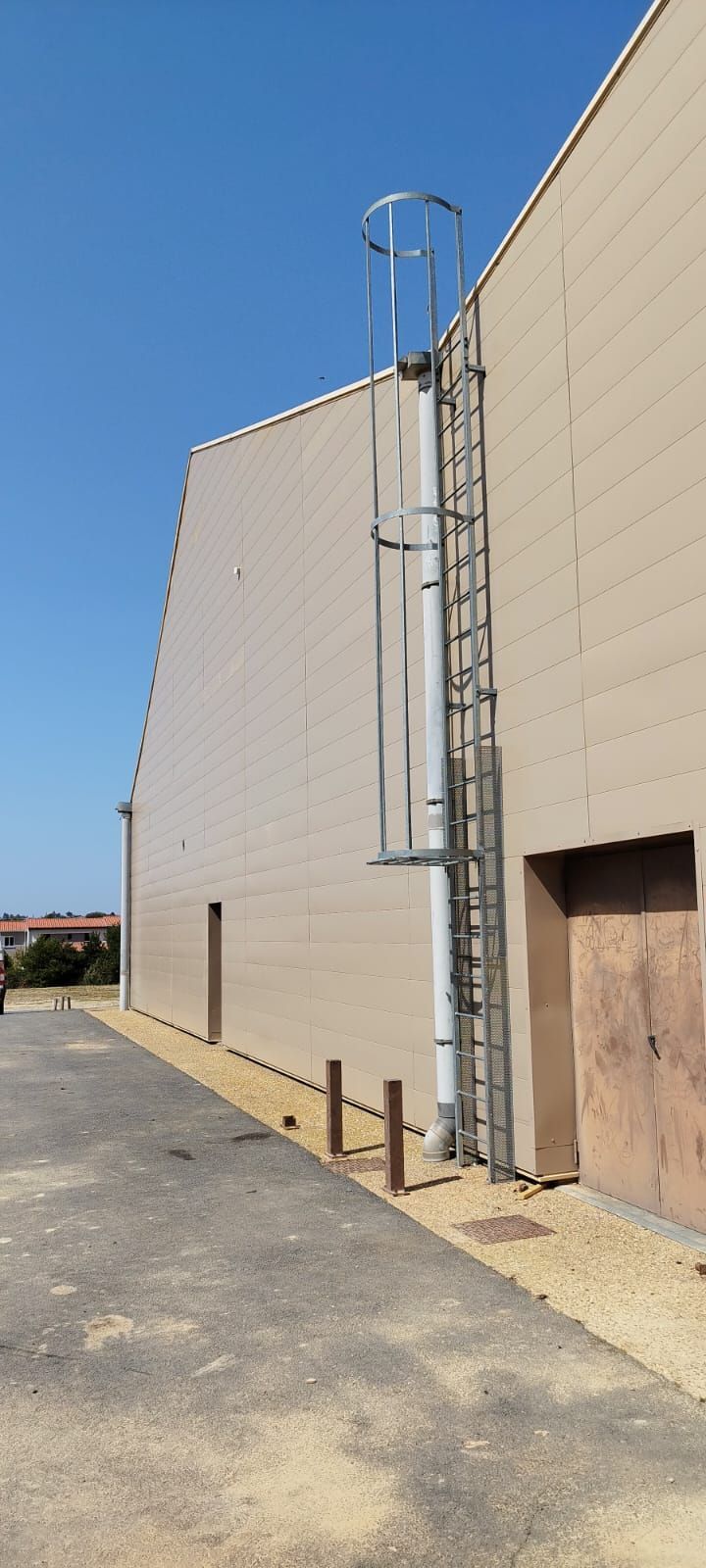 Bardage métallique beige sur un bâtiment industriel