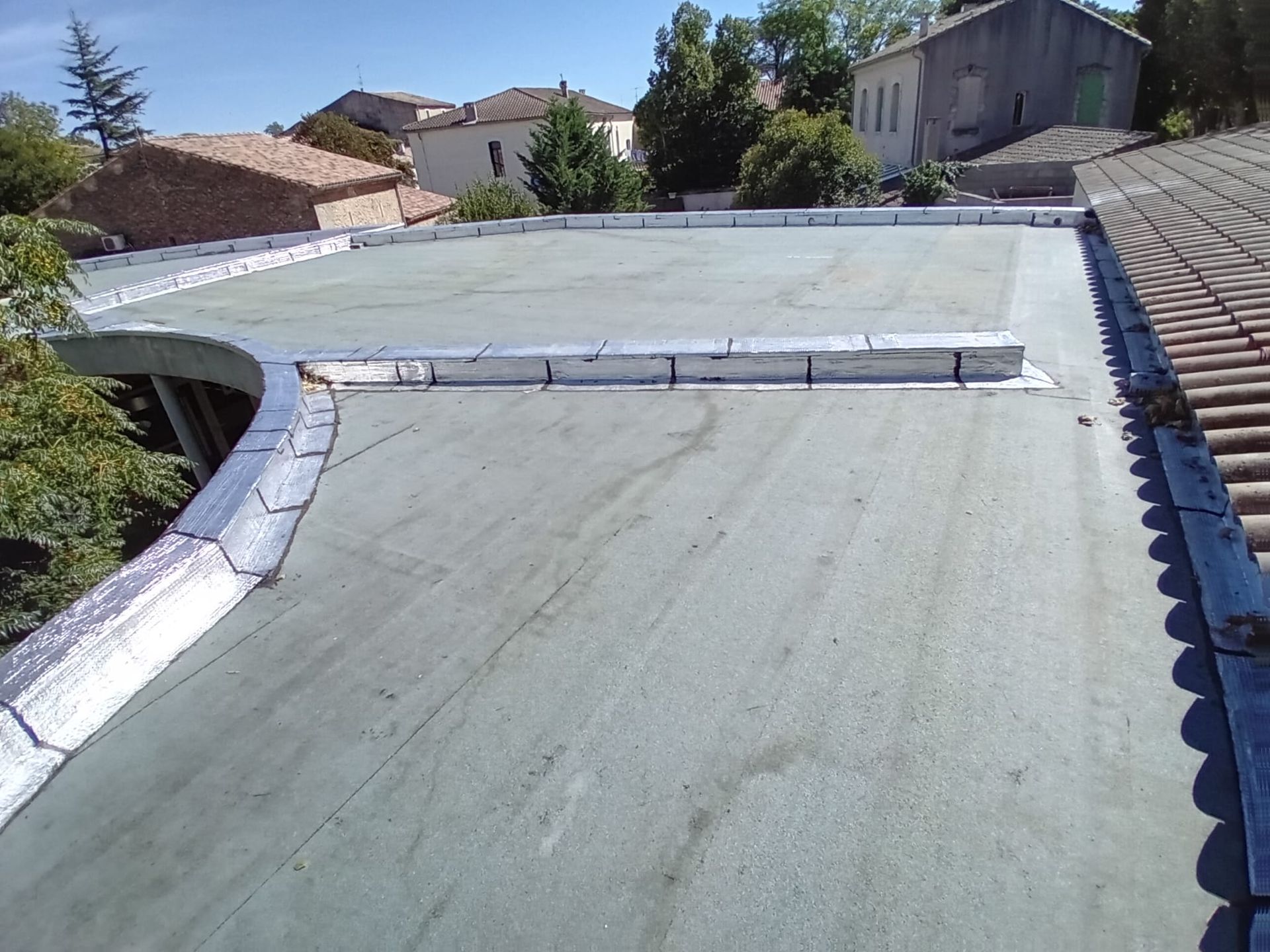 Un toit-terrasse recouvert d'un film pour l'étanchéité