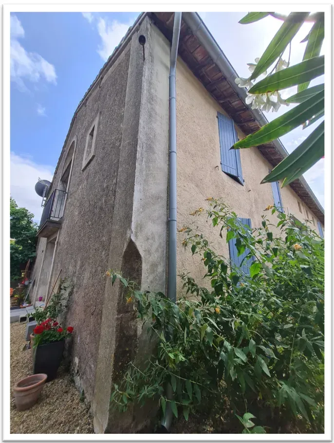 Un bâtiment de deux étages