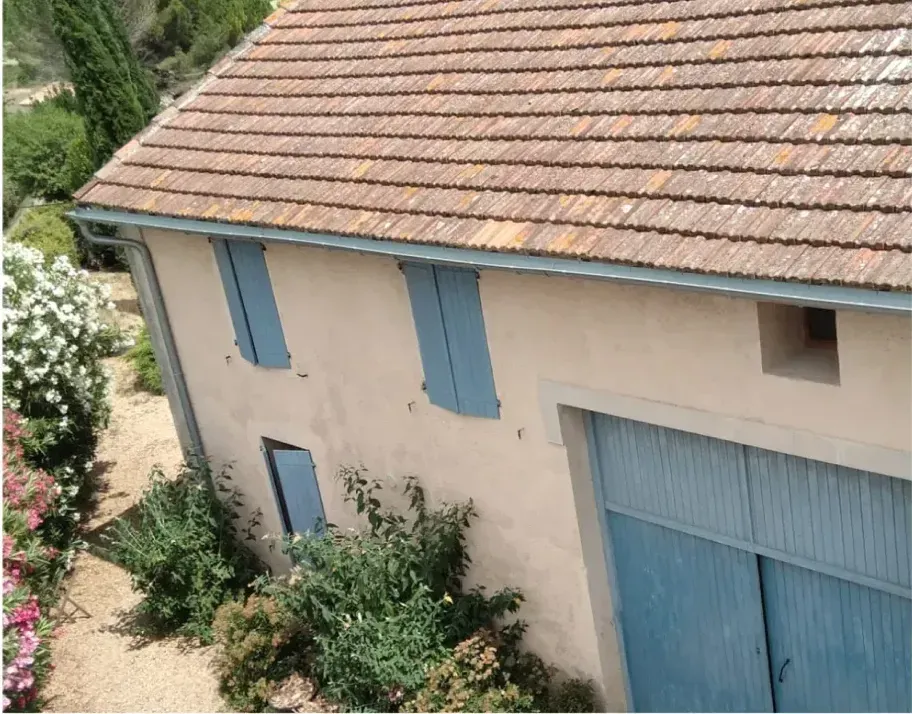Une maison avec une toiture rénovée