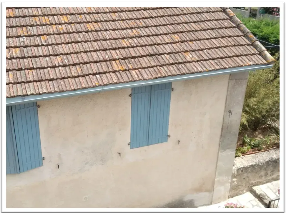 Une toiture avec des tuiles claires