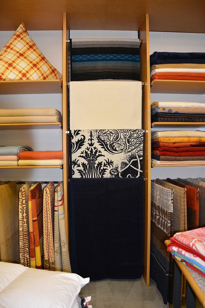 Ein Schrank voller Decken und Kissen