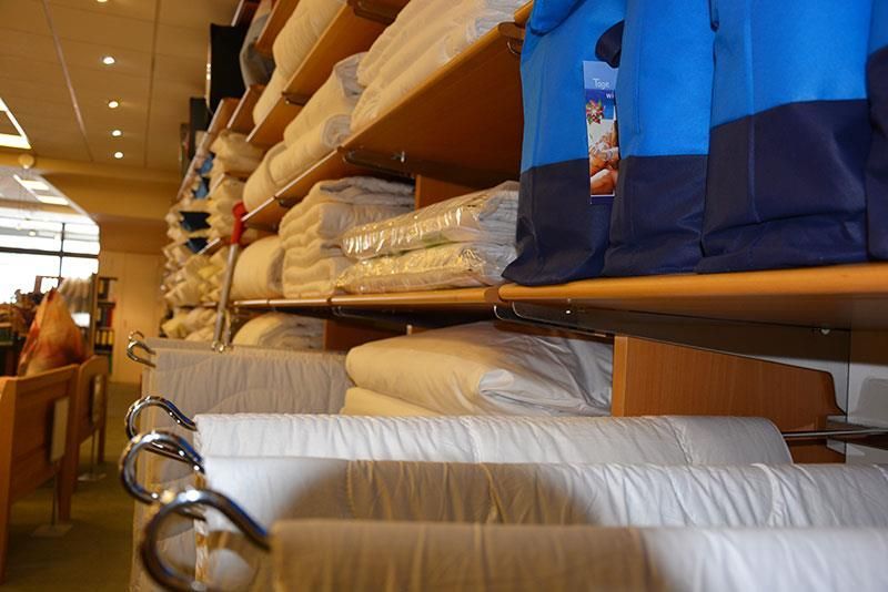 Ein Haufen Decken hängt an einem Ständer in einem Geschäft