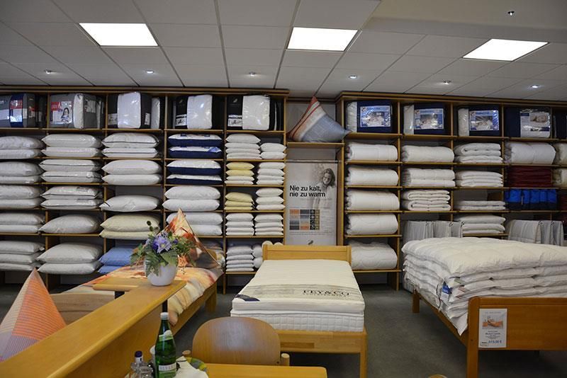Ein Geschäft voller Matratzen und Kissen