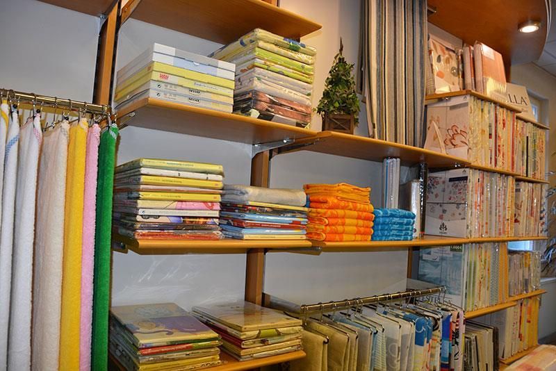 Ein Ladenregal mit einer Vielzahl von Handtüchern und Vorhängen