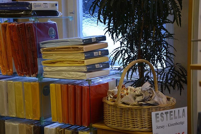 Ein Korb mit einem Schild mit der Aufschrift „Estella“ darauf