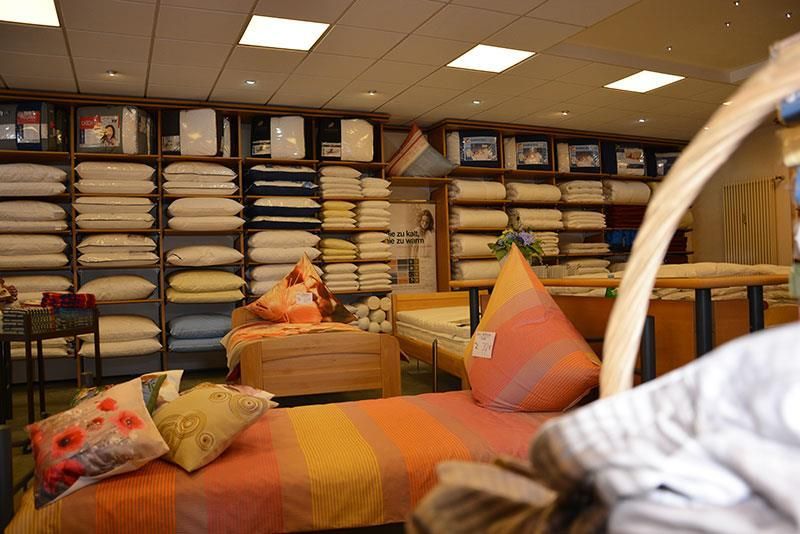Ein Bett in einem Geschäft mit vielen Kissen darauf
