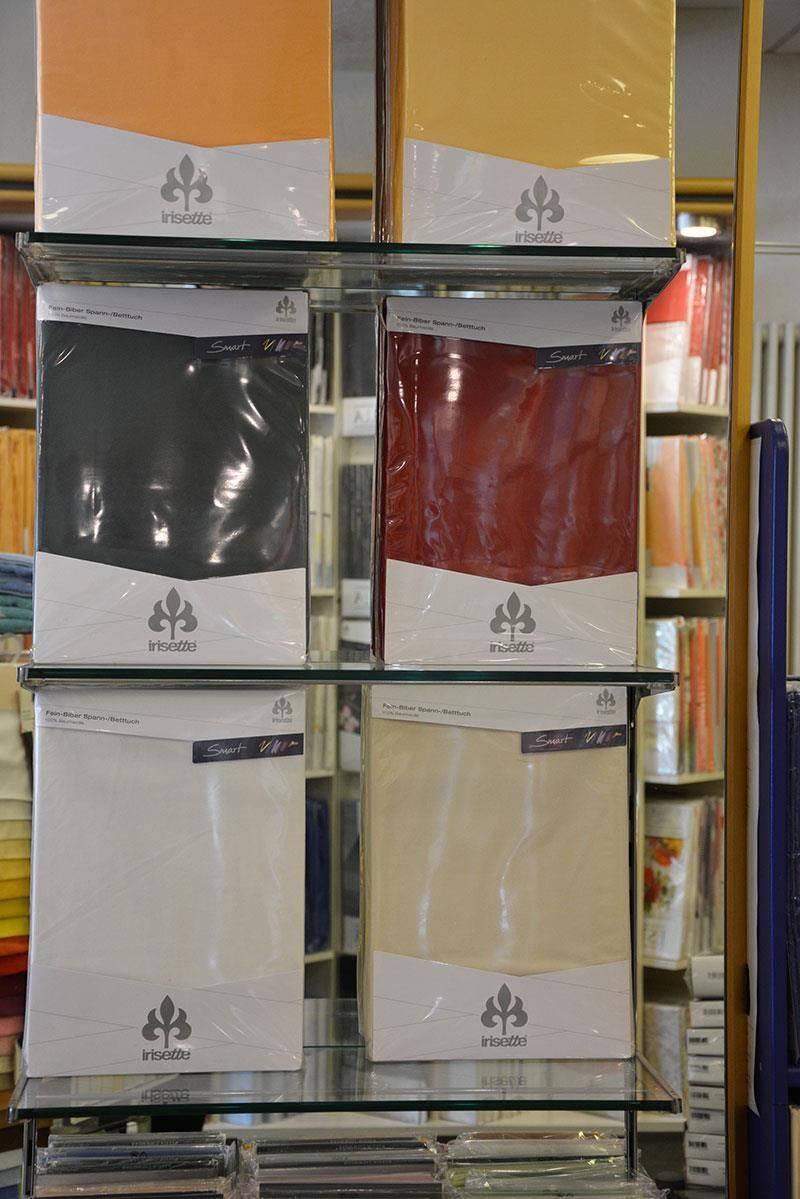 Eine Anzeige von verschiedenfarbigen Kästen mit einem Baumlogo darauf