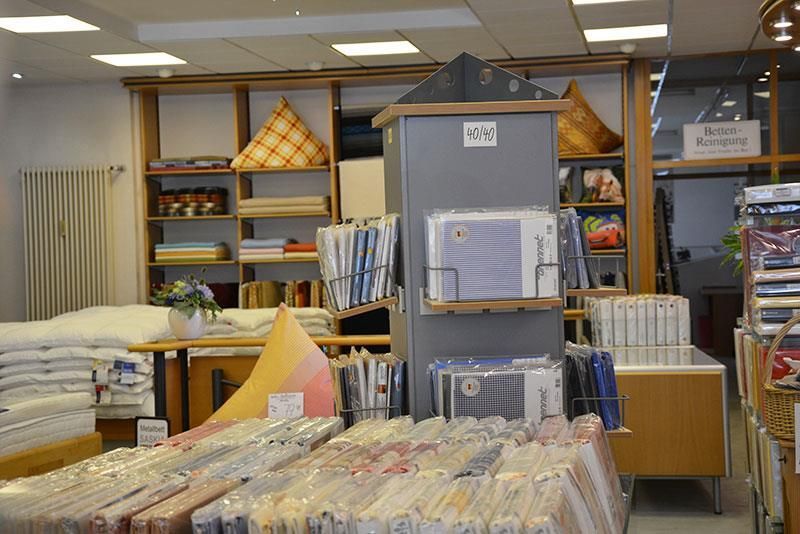 Ein Geschäft mit einem Schild mit der Aufschrift