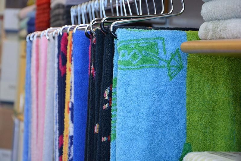 Ein Bündel Handtücher hängt an einem Ständer in einem Geschäft