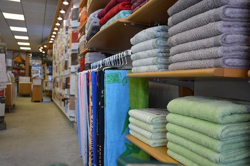 Ein Haufen Handtücher ist in den Regalen eines Ladens gestapelt
