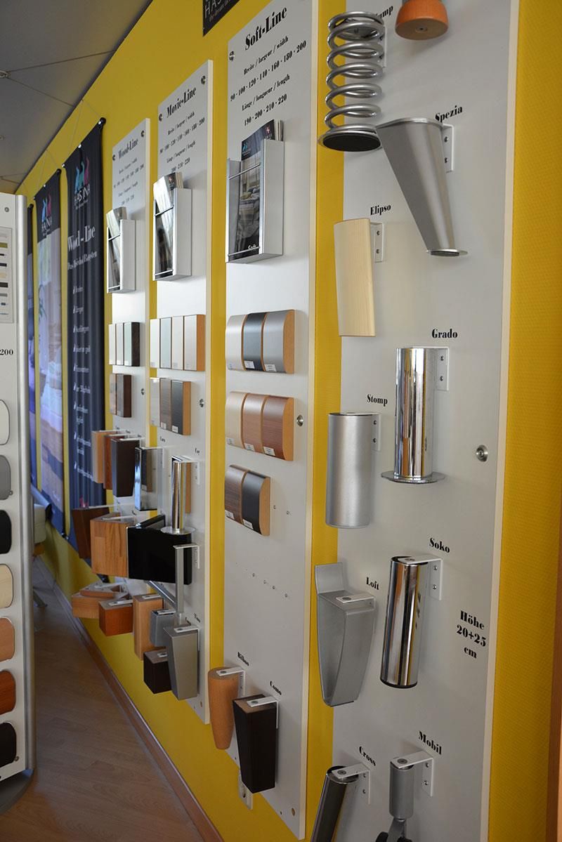 Eine Ausstellung verschiedener Arten von Möbelbeinen an einer Wand