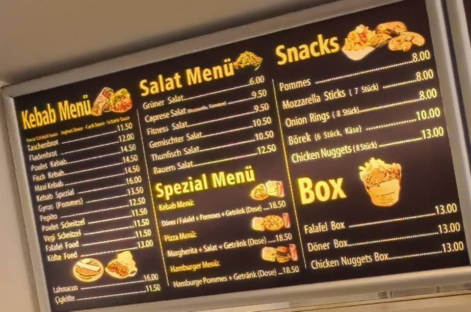 Speisekarte mit Gerichten und Preisen für Kebabs, Salate, Snacks und Boxen.