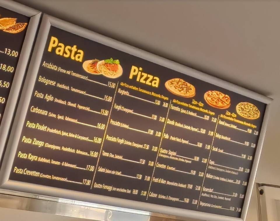 Speisekarte mit Pasta- und Pizzaangeboten inklusive Preisen.