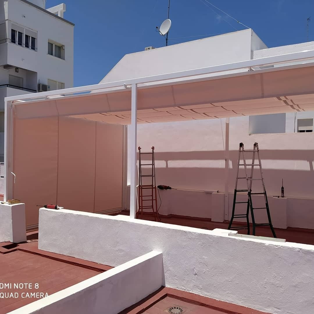 Un edificio blanco con una escalera delante.